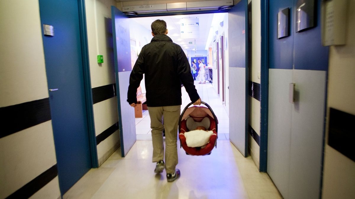 Soud odmítl návrh, který měl vrátit otcům právo být u porodu